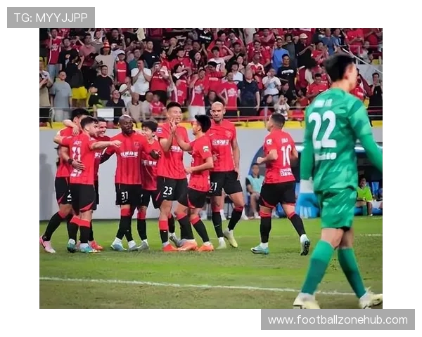 欧洲豪门激战揭幕新赛季，球星表现引发球迷热议