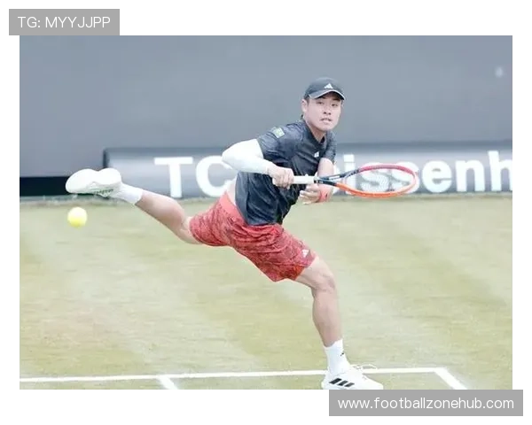 网球赛场风云再起顶尖球员激烈对决引关注